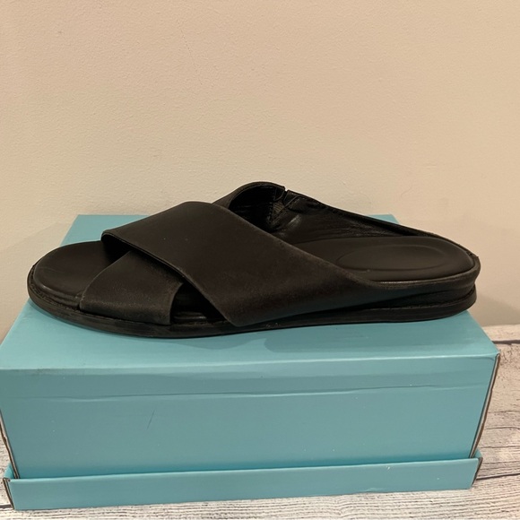 EVOLVE women Chic Black Cross-Strap Sandals/size 6 - Picture 7 of 11